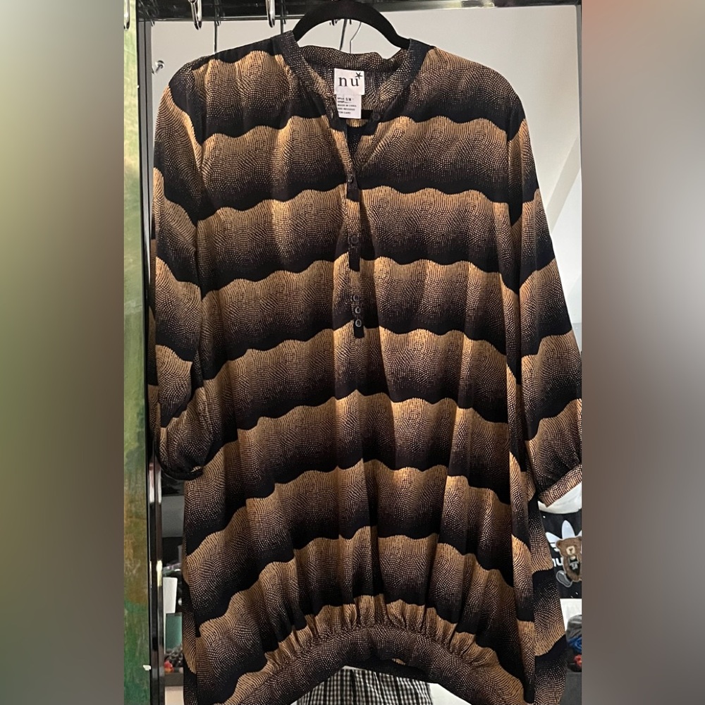 NWOT NU Dress-Flowy and Silky/ Wave 🌊 like pattern (SIZE: S/M) 🤎🤍🖤